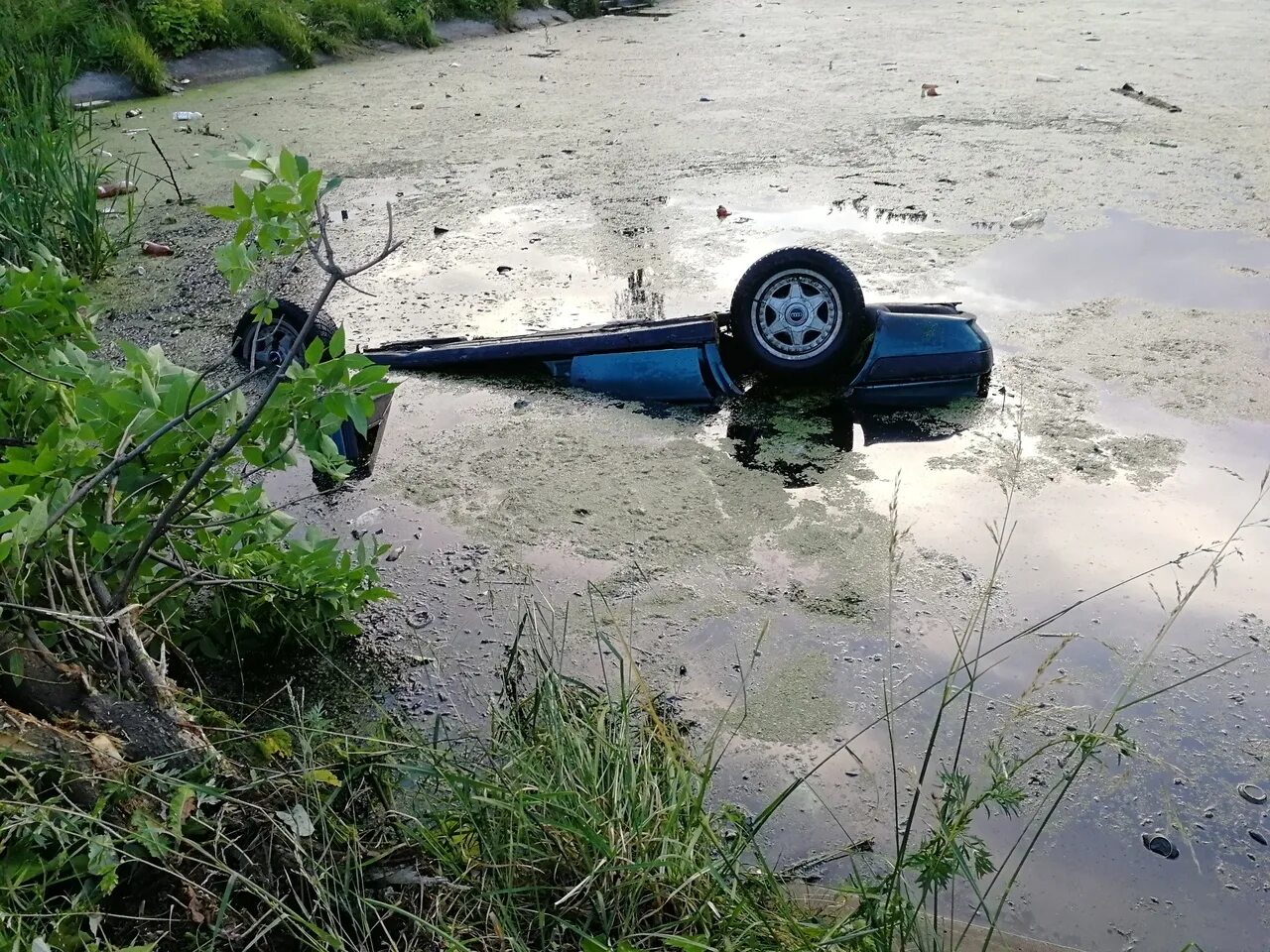 Машина в болоте. Машина утонула в пруду. Машина у водоема. Утопленные машины.