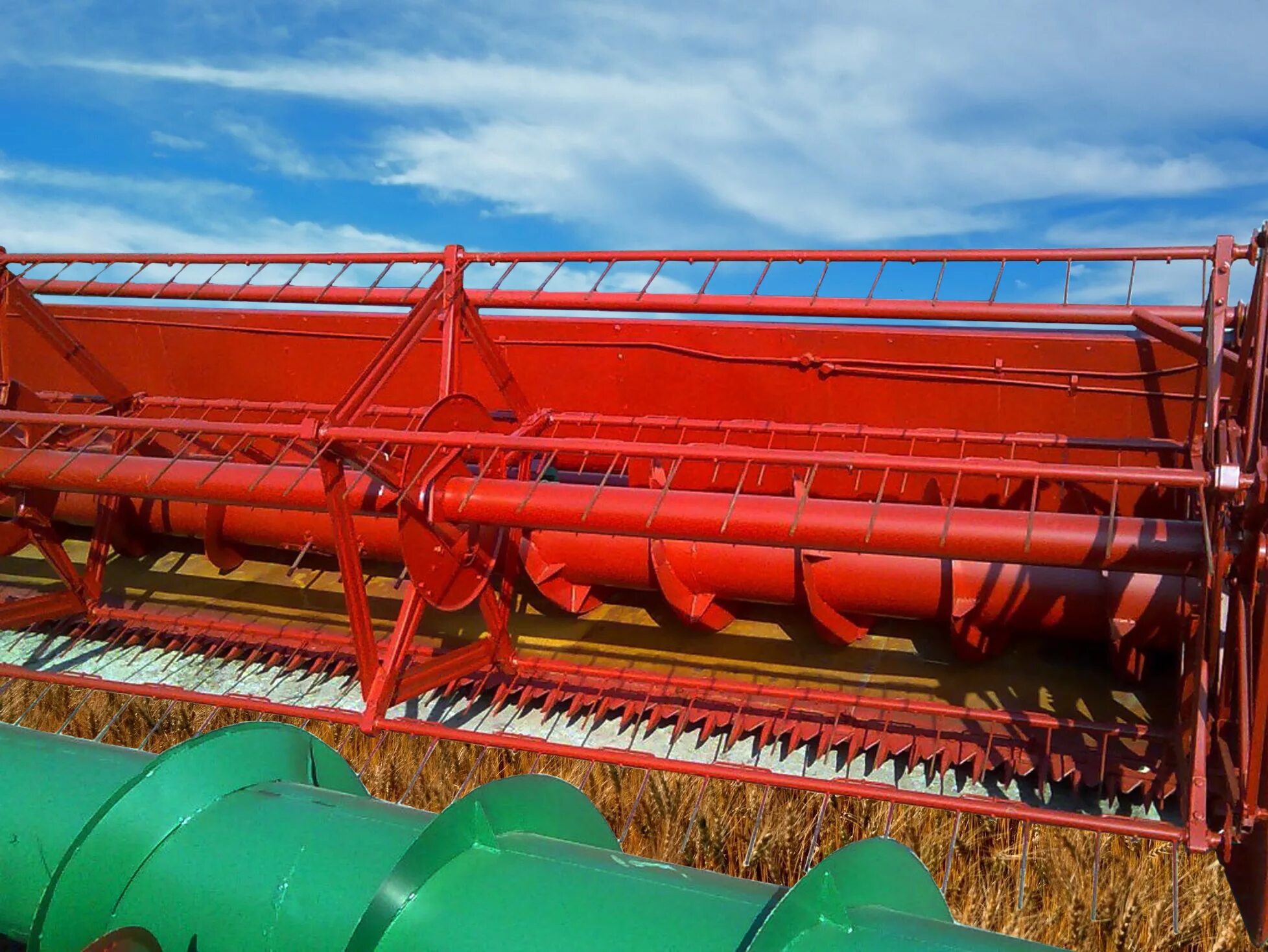 Комбайн new holland. Жатка комбайна фото. Жатка комбайна фото. Соевая жатка ростсельмаш жсу 700. Гидросоединение комбайн жатка.