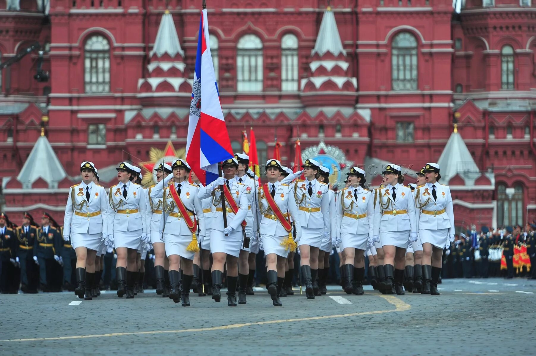 Случае параде. Девушки на параде 9 мая. Женский полк на параде. Русские женщины на параде Победы. Женщины военные в России на параде.
