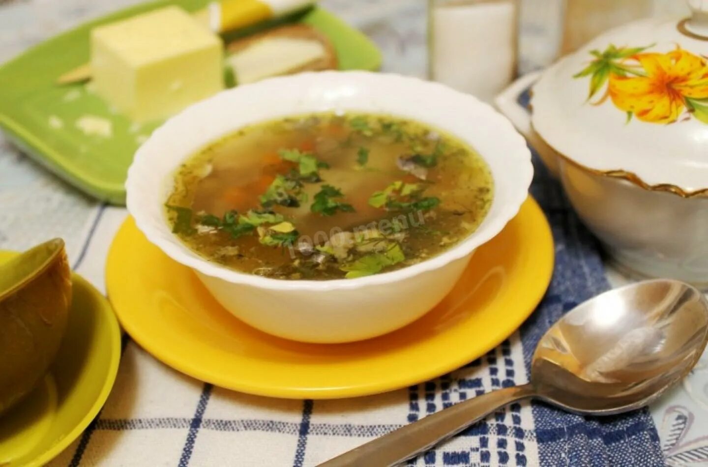 Уха рецепт быстро и вкусно. Уха с консервы сайра. уха из консервы сайры. рыбный суп из сайры. уха с сайрой.