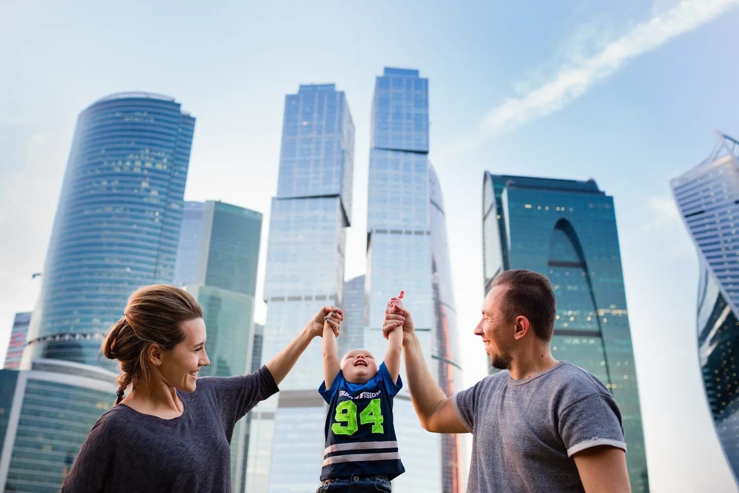 Первая поездка сити. Семья на фоне города. Семья в мегаполисе. Счастливая семья на фоне многоэтажки. Семья на фоне новостройки.