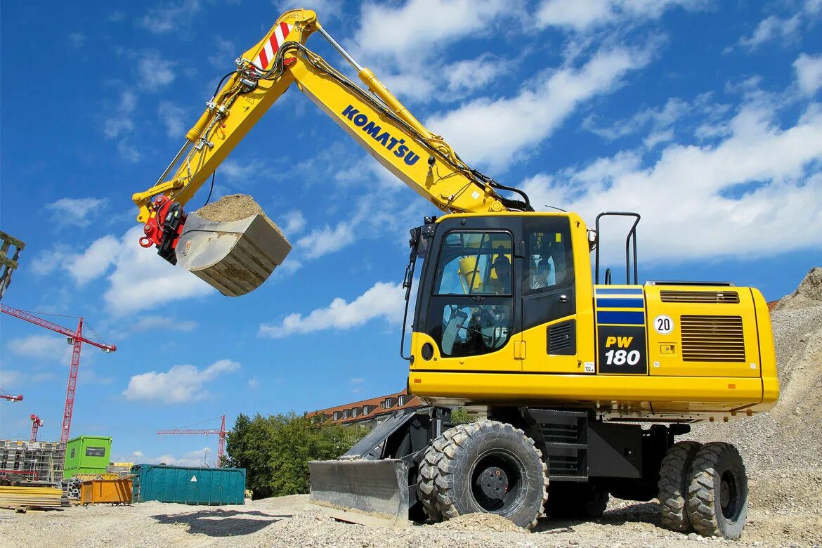 Колесный экскаватор Komatsu pw180-7. Полноповоротный экскаватор Коматсу. Колесный полноповоротный экскаватор Коматсу. Комацу экскаватор 180. Аренда колесного полноповоротного экскаватора