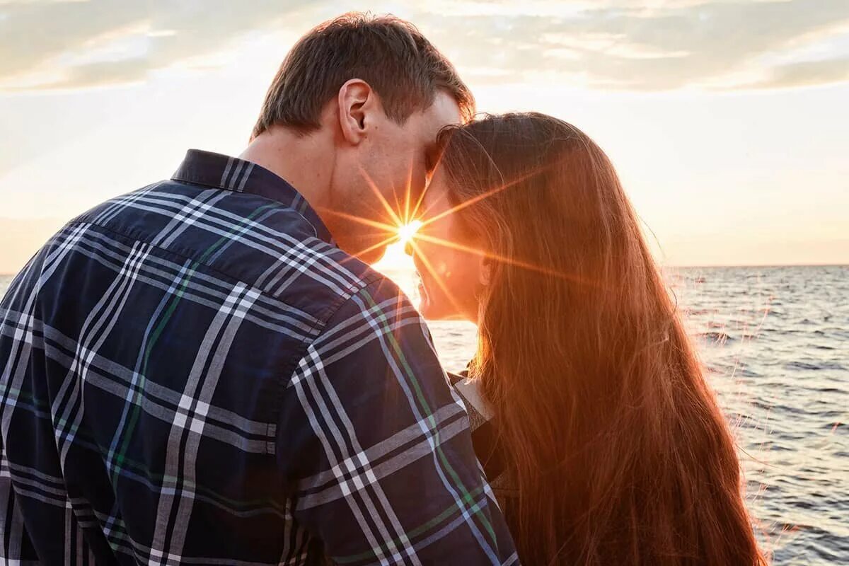 Может быть построим крепкую любовь. Объятия любимого. Человек, который любит. Любовь отношения. Влюбленные со спины.