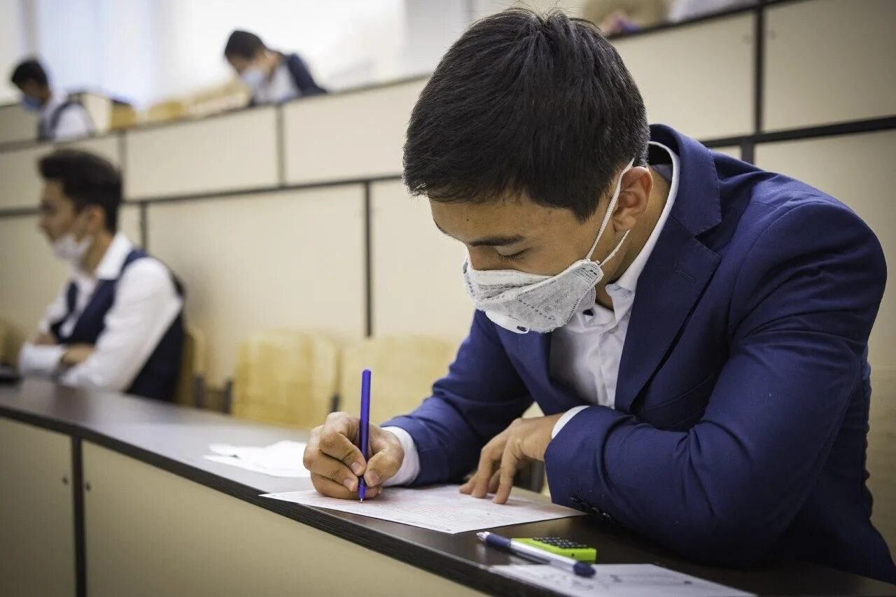 Егэ в казахстане. Неуверенный учение выпускник на экзамене. Экзамены в казахстане. Экзамен рк. Егэ в казахстане.