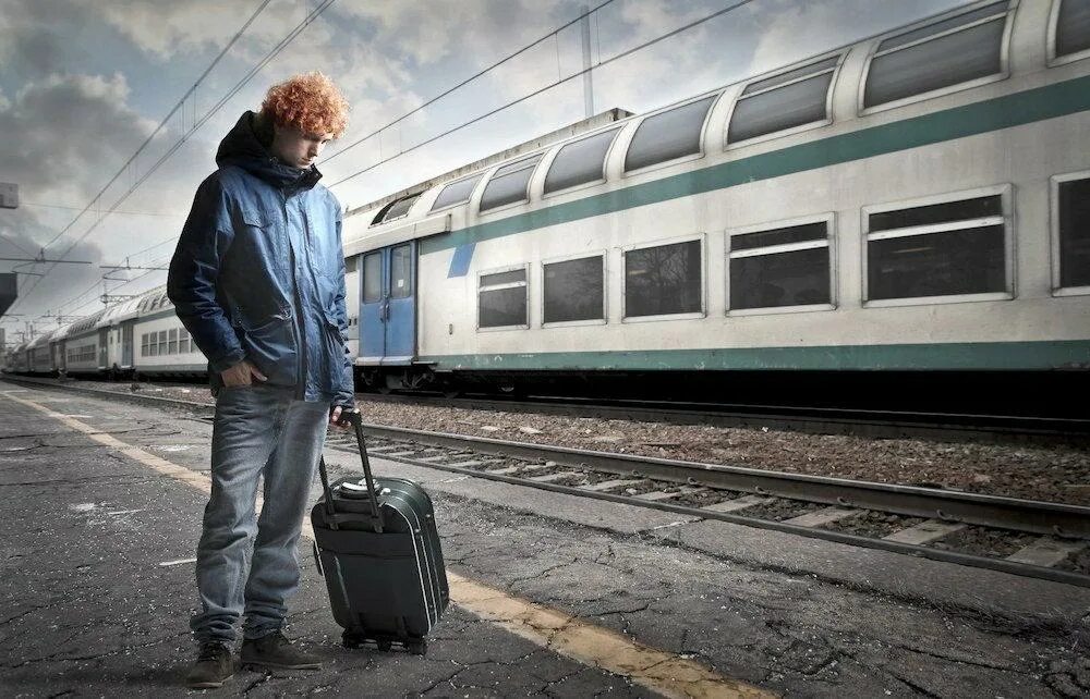 Ожидание в живописи. Девушка возле поезда. Люди ждут уходящего. Люди на вокзале. Энни лейбовиц водянова в поезде.