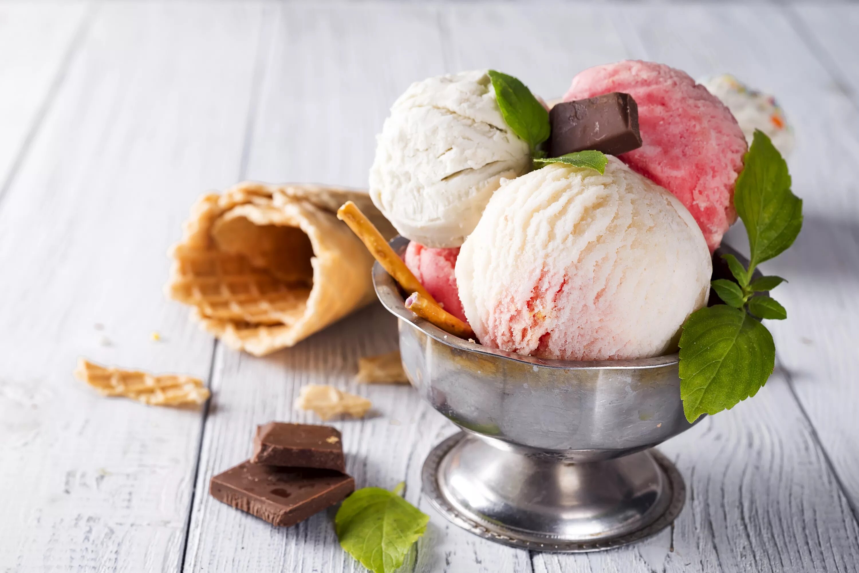 Вечернее мороженое. Мороженое. Десерт мороженое. Шарик мороженое. Мороженое шарики в креманке.