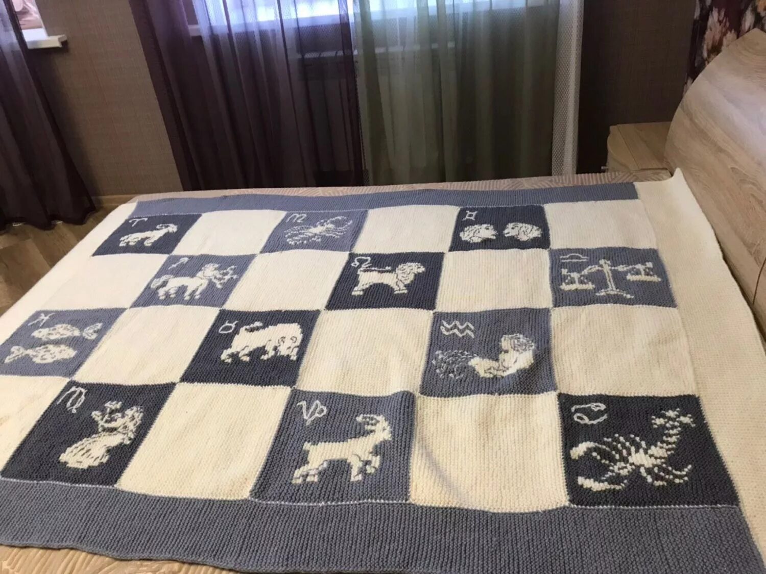 Mona liza постельное белье. Знак противопожарное полотно. Пледы со знаками зодиака. Пледы со знаками зодиака. Знаки плед.