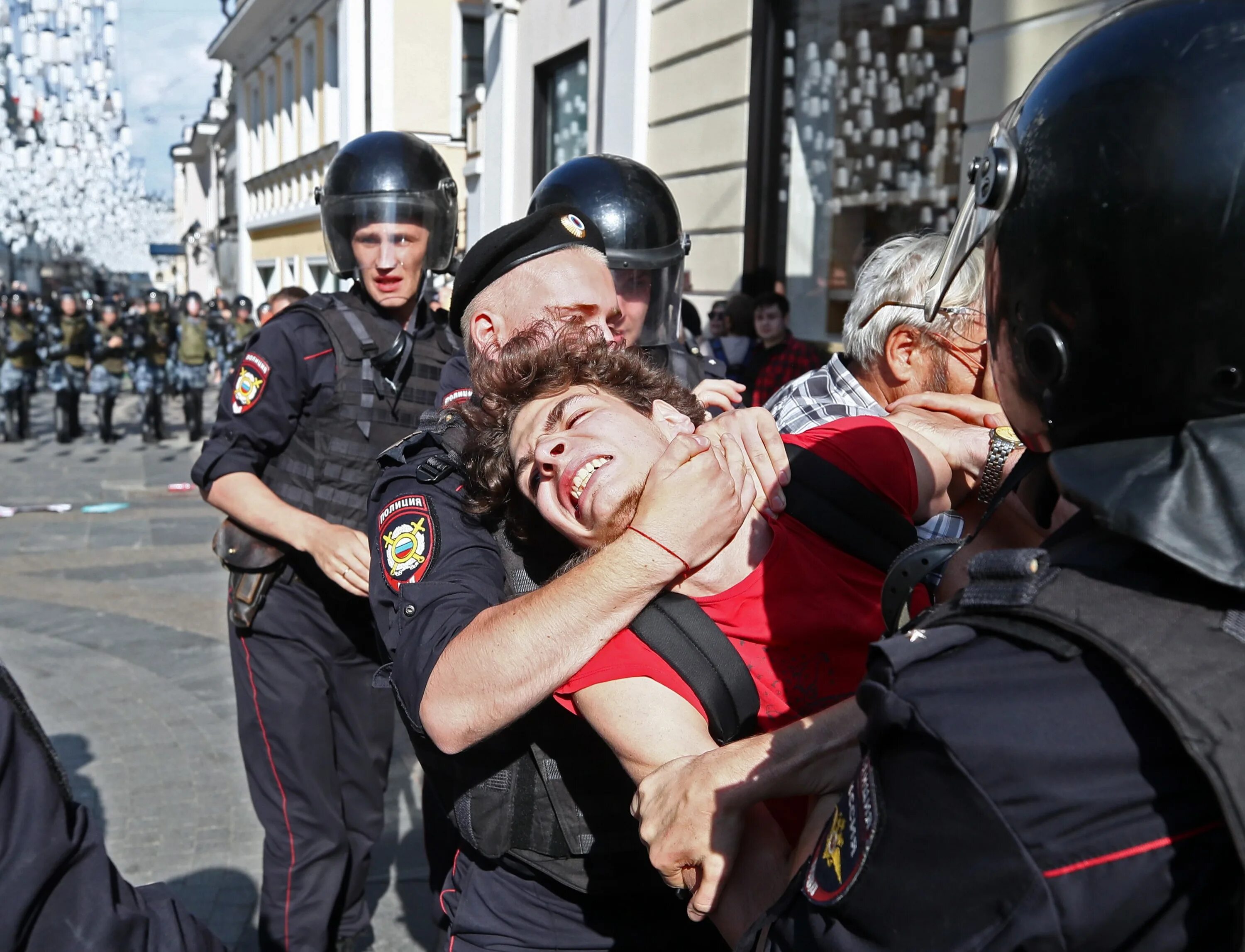 Митинг полицейских. ОМОН избивает митингующих в Москве. Разгон демонстрантов в Москве. Задержание на митинге в Москве.