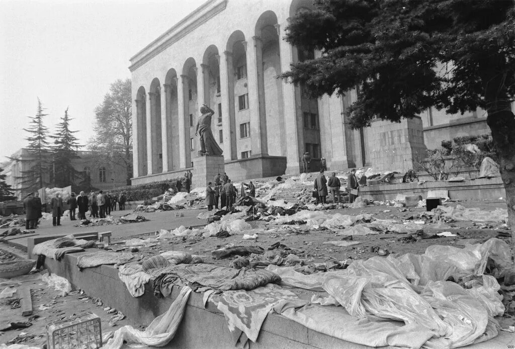 9 апреля тбилиси. Тбилиси 1989 9 April.. 9 Апреля 1989 года в Тбилиси. Тбилиси 1989 дом правительства.