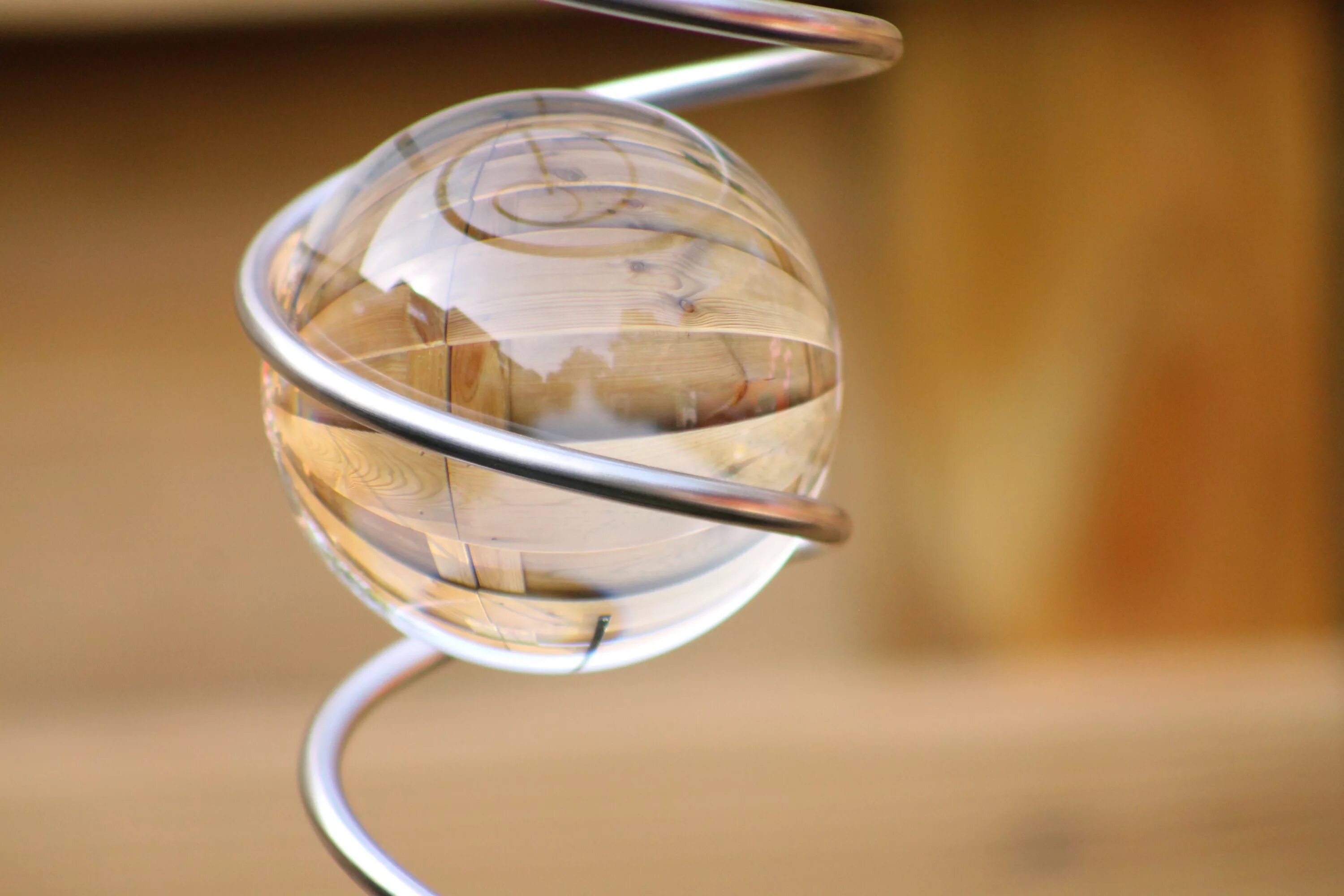К первой чаше подвесим стеклянный шар. Стеклянные шары. Шар стеклянный прозрачный для декора. Стеклянный шар на столе. Стакан с шариками стеклянными.