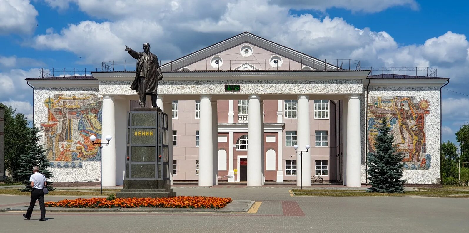 Погода в навашино на завтра. ДК Нижегородская область города Навашино. Навашино ДК Ленина. Навашино Нижегородская область площадь города. Навашино Нижегородская область площадь Ленина.