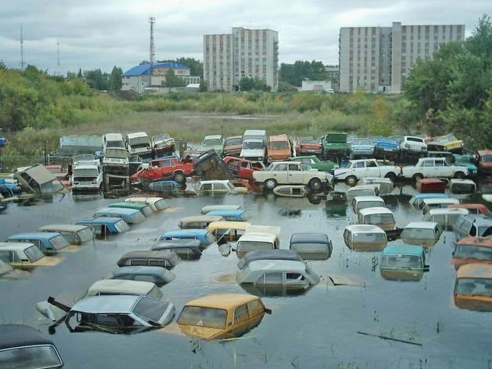 Свалка автомобилей. Заброшенные стоянки автомобилей. Стоянка брошенных автомобилей. Стая6ка брошеный машин. Штрафстоянка тула