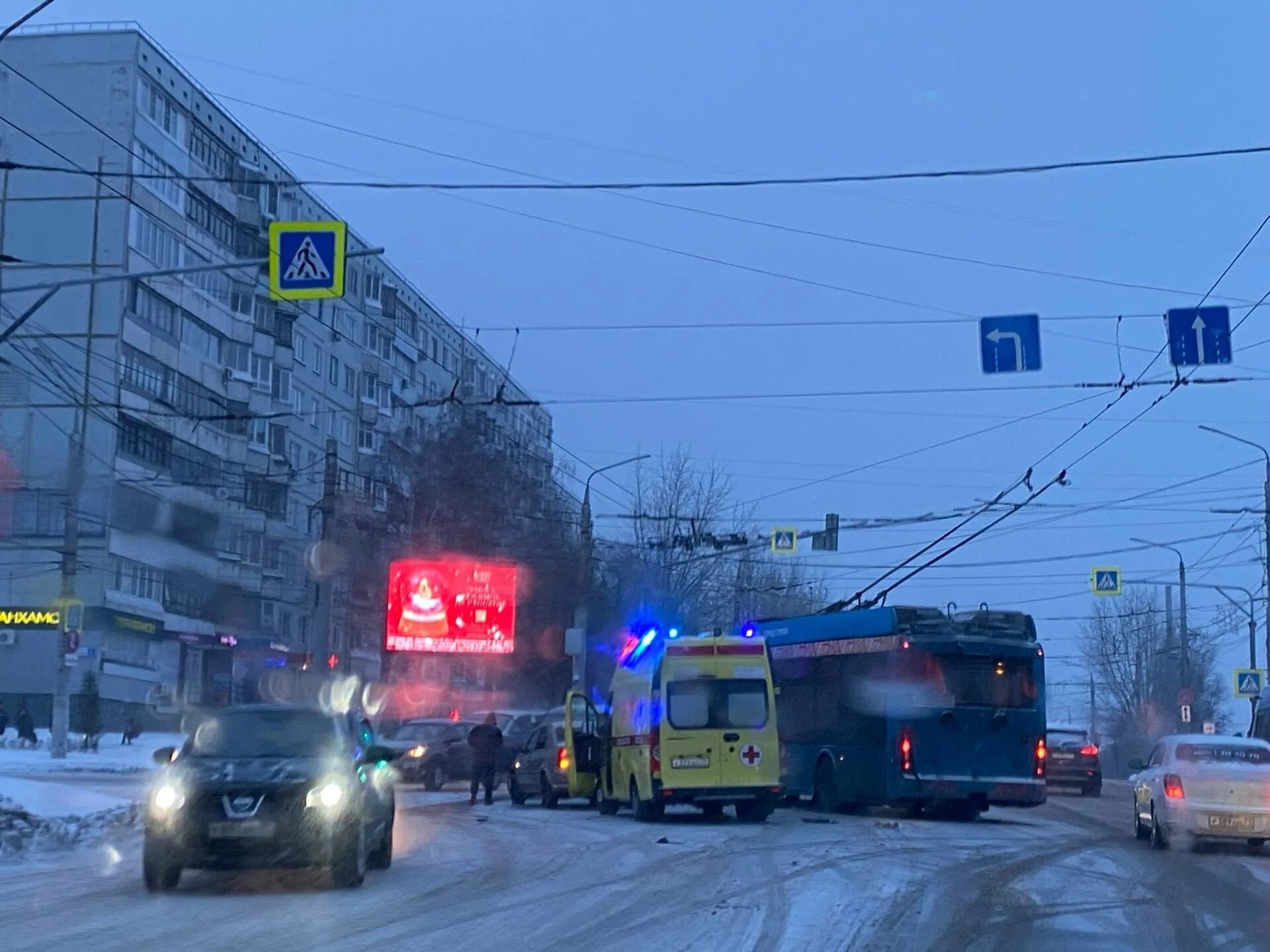 Тула перекресток Пузакова и Октябрьской. Авария в Туле с троллейбусом. Тула ДТП на Октябрьской троллейбус. Тула происшествия за неделю