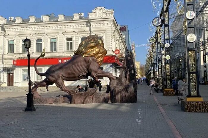 Из Екатеринбурга таинственно исчез лев с золотыми яйцами. Фото УРА.РУ Дзен