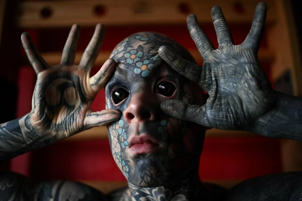 Самого татуированного человека. Сильвен Хелэйн. Сильвен татуированный учитель. Самый татуированный человек в мире.