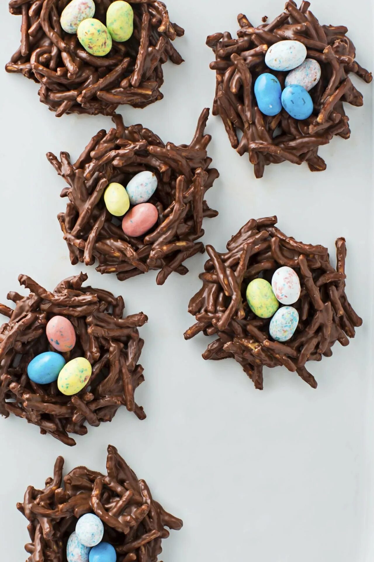 Шоколадное гнездо. Пасхальные гнезда из шоколада. Гнездо из шоколада на кулич.