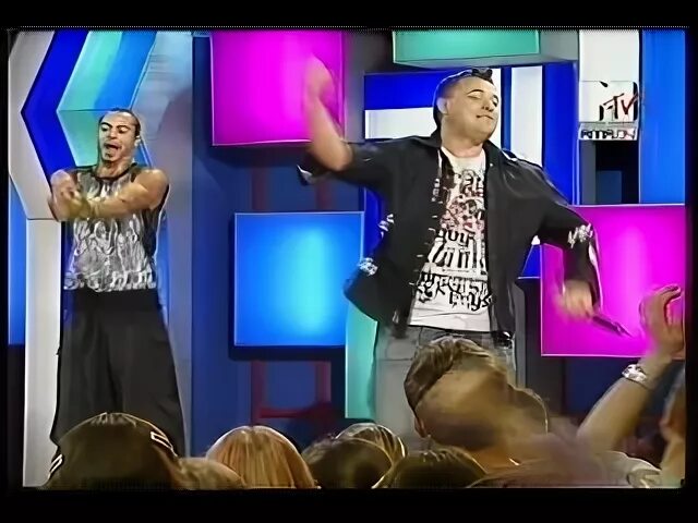 Танец попой руки вверх