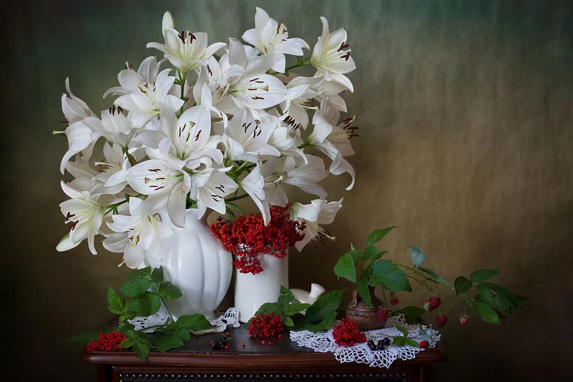 Лилии на столе фото Premium Photo Lilies in a vase on a wooden background created with generative al