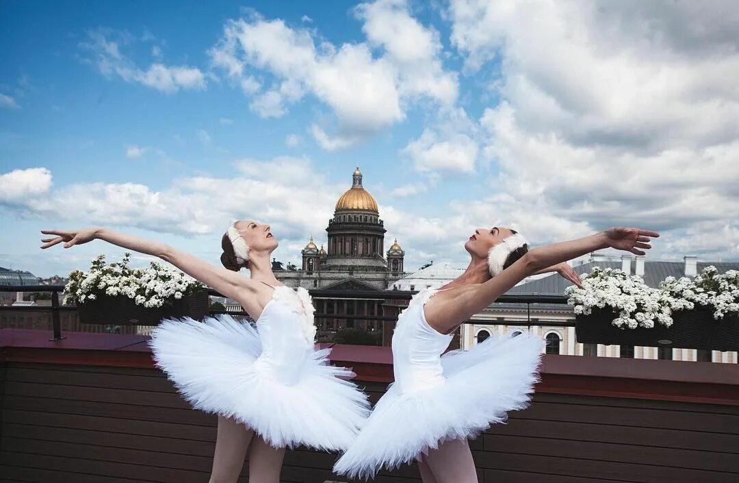 Балерины москвы фотосессии. Большой театр в москве 2023. Пачка балерины фото. Балерина на фоне современного города. Балерина фотосессия.