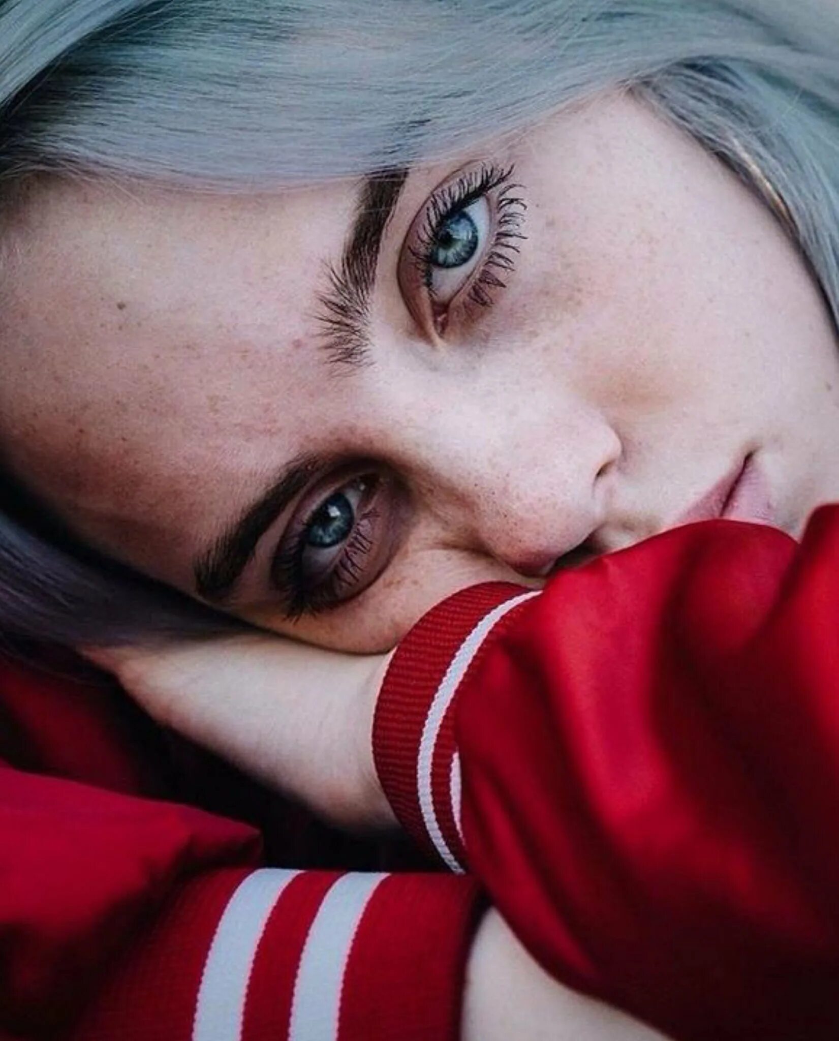 White punk pharaoh. Billie eilish blue hair. Билли айлиш грустная. Грустная билли. Грустная билли.