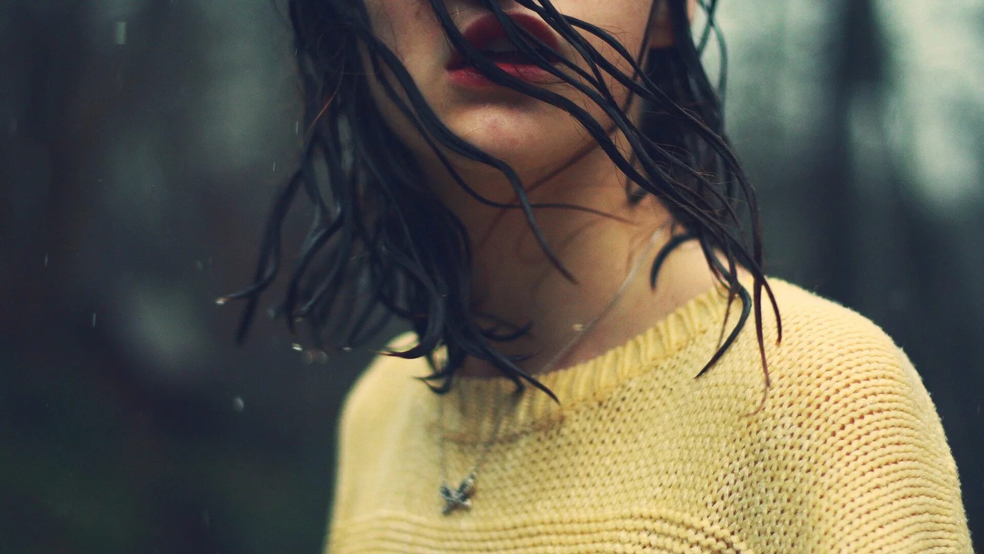 С мокрой головой песня. Девушка под дождем. Девушка с мокрыми волосами. Фотосессия с мокрыми волосами. Грустная девушка.