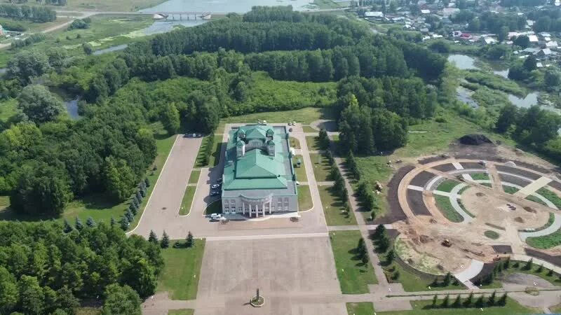 Мемориал "Вечный огонь", посвященный погибшим воинам в ВОВ и обелиск-бюст Героя 