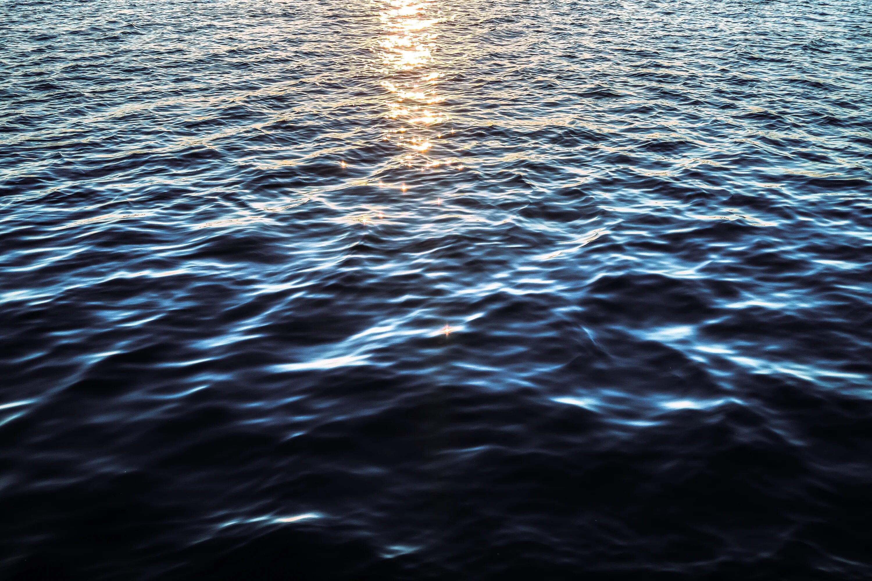 Бороздит речную гладь. Гладь воды. море вода. блики на воде. красивая гладь воды.