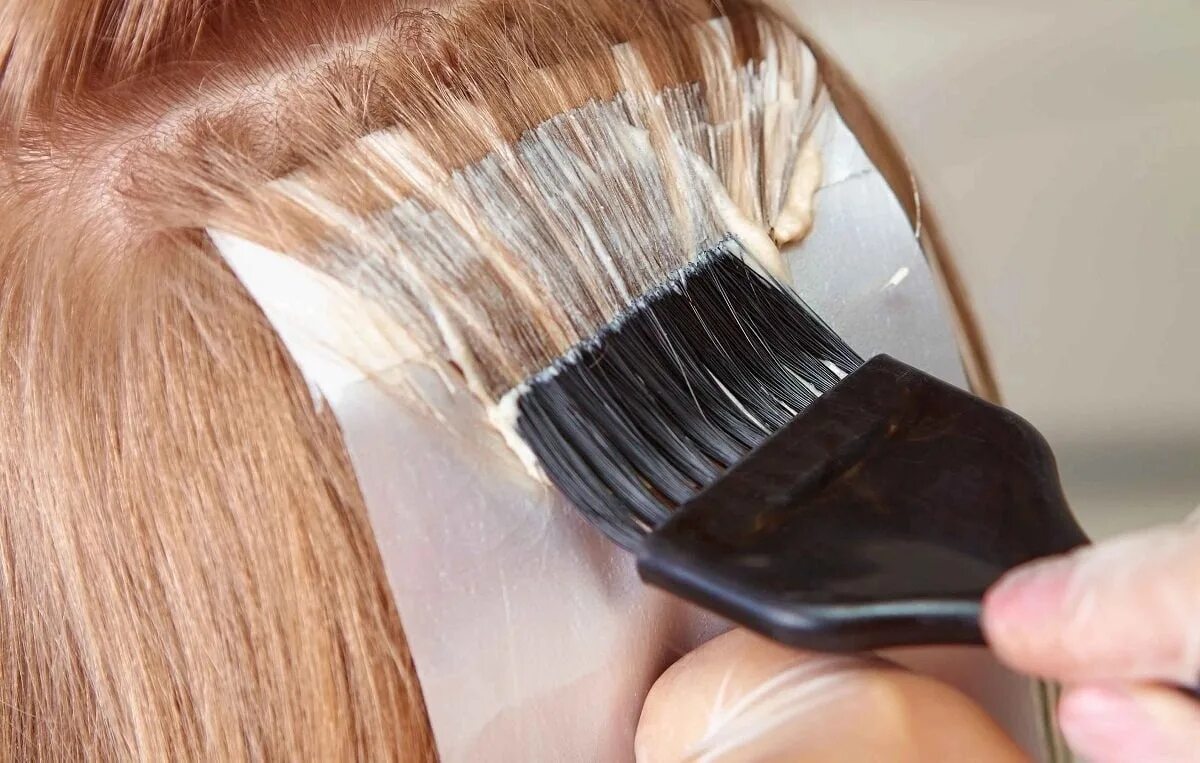Волосы нужно красить на чистые или грязные. Мелирование волос. Окрашивание волос процесс. Мелирование волос на фольгу. Расческа для окрашивания волос.