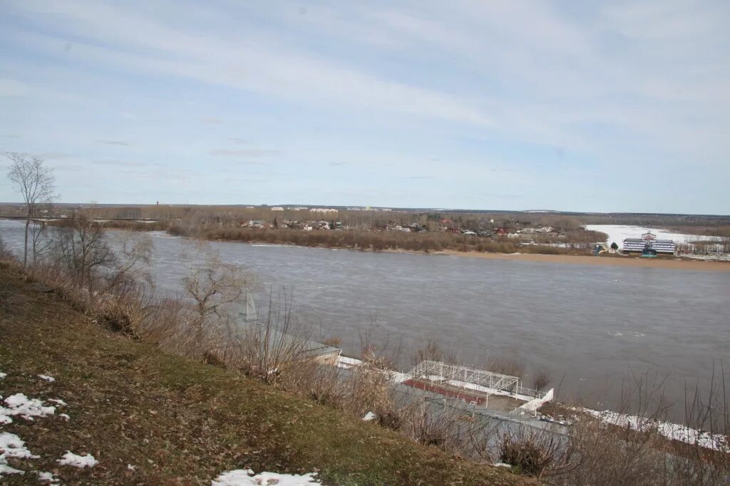 Уровень реки вятки в вятских полянах. Уровень воды в Вятке Киров. Половодье на Вятке. Подъём воды в реке Вятка. Подъем воды в Вятке Сосновка.