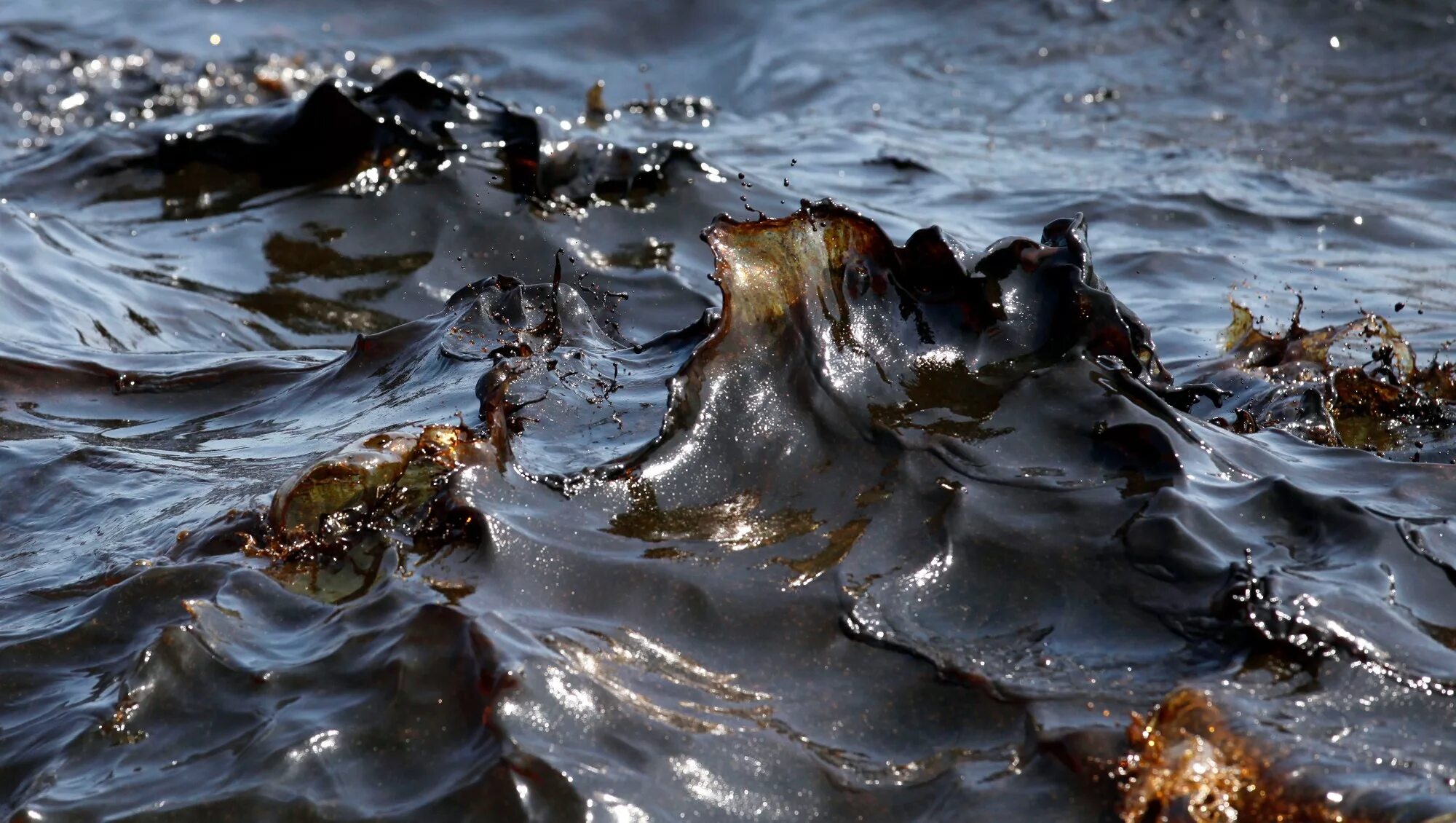 Грязная вода видео. Черное море загрязнено нефтепродуктами. Загрязнение океана разливы нефти. Загрязнение воды разлив нефти. Разлив нефти в море.