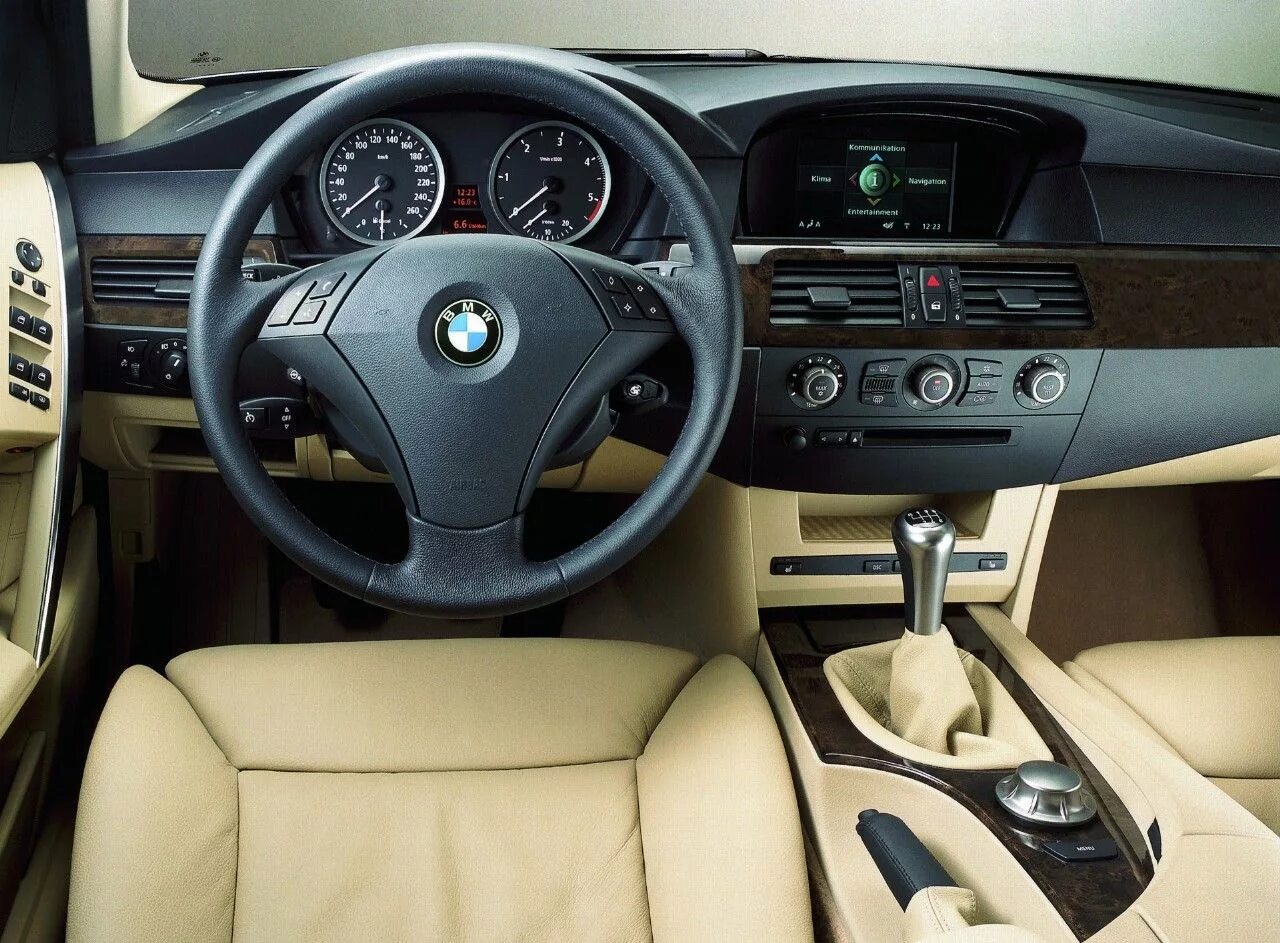 Куплю бмв автомат. BMW 5 e60 салон. BMW 525i e60 салон. BMW 5 e60 525 i. БМВ 530 е60 салон.