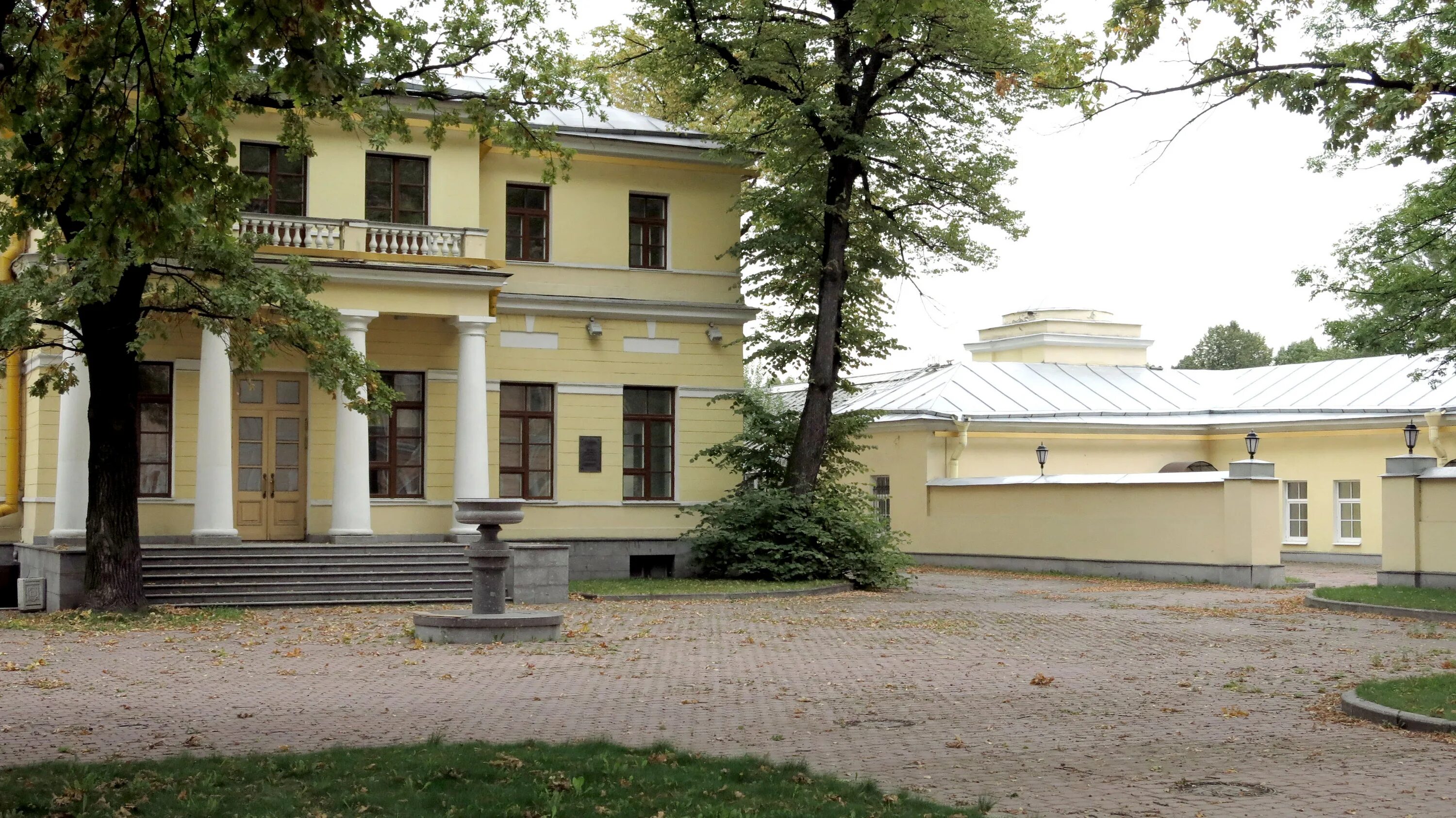 Музей анны ахматовой в санкт-петербурге. В больничном дворе стоит небольшой флигель. В больничном дворе стоит небольшой флигель. Усадьба льва николаевича толстого ясная поляна. В больничном дворе стоит небольшой флигель.