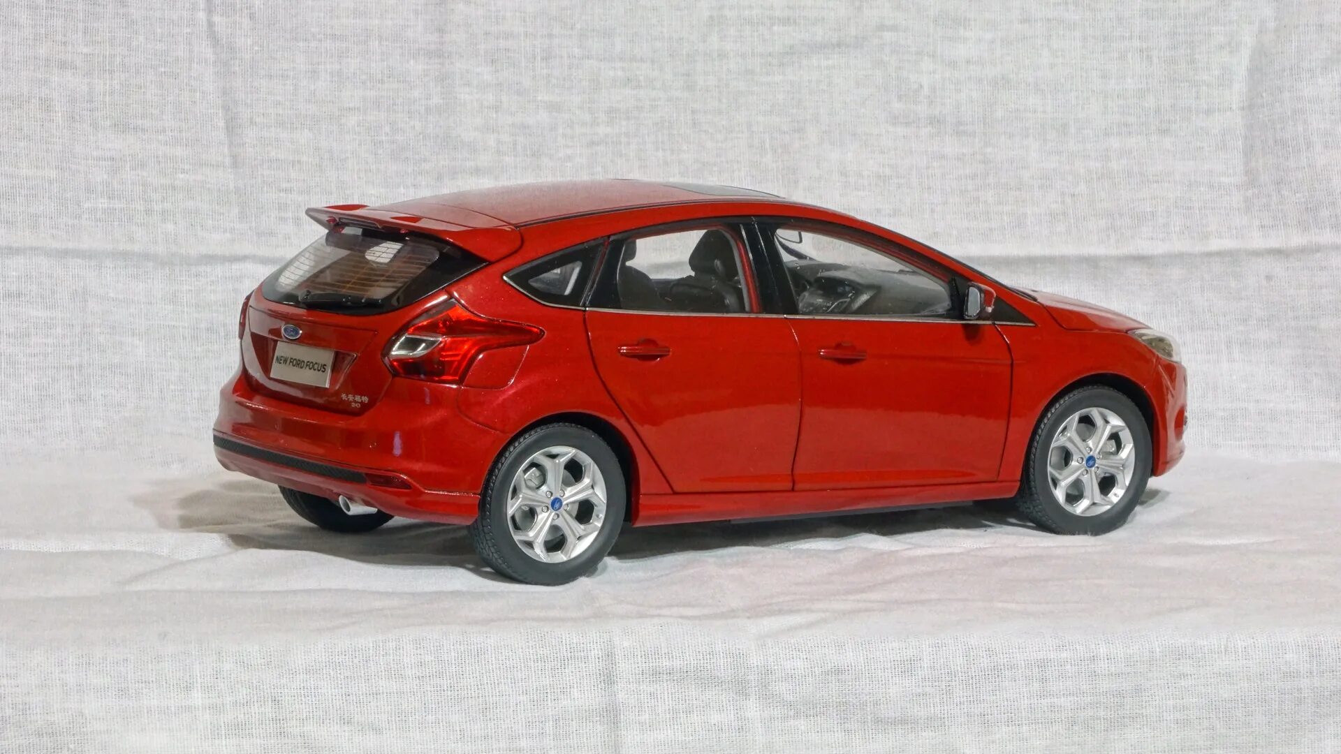 Мод на хэтчбек. Ford focus 1:18. моделька форд фокус 3 хэтчбек. 1:18 paudi ford focus. ford focus 3 1:18.