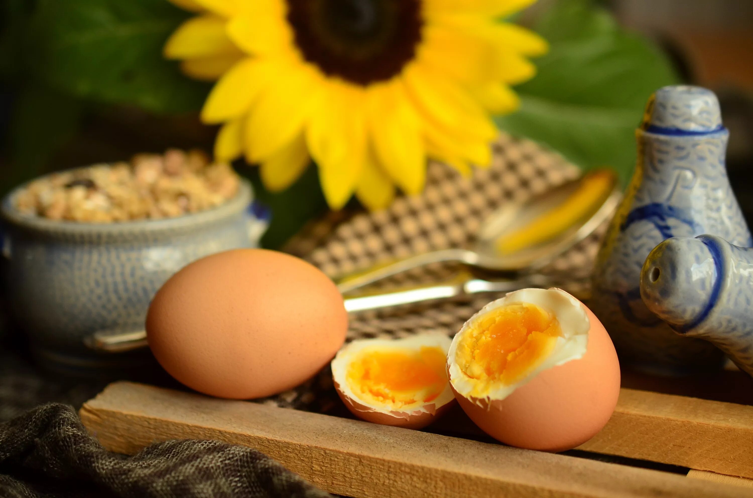 Яйцо куриное. Яичные продукты. Яйца и яичные продукты. Красивые куриные яйца.