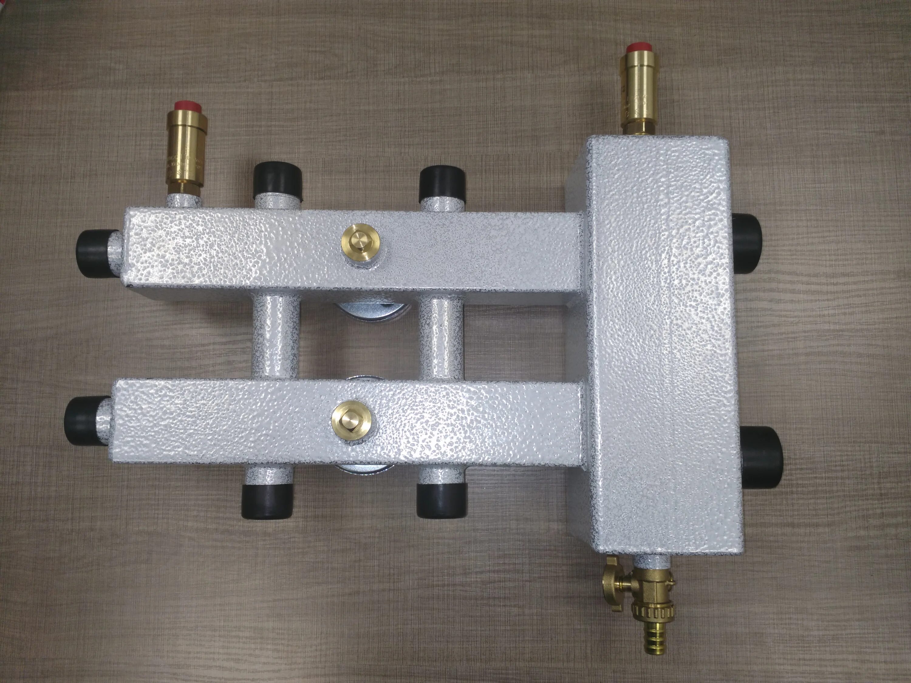 Гидравлический разделитель 3 контура. Гидрострелка с коллектором на 3 контура. Brv коллектор с гидрострелкой на 3 контура. Гидрострелка с коллектором на 3 контура. Коллектор распределительный rilano грк-3м (2/1).