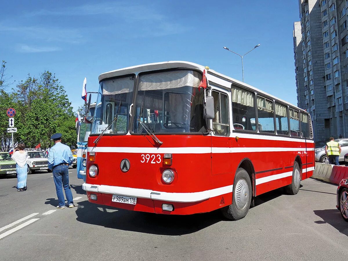 Советский общественный транспорт. ЛАЗ 695. Автобус ЛАЗ 695 СССР. ЛАЗ 695 новый. ЛАЗ 695 трехдверный.