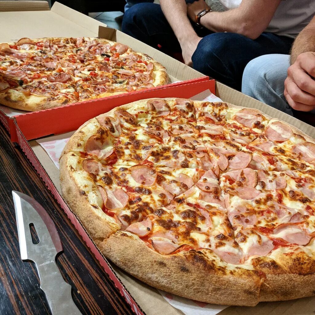 Пиццерия возле. Фиеста пицца Уфа. Вкусная пицца. Огромная пицца. Большая вкусная пицца.