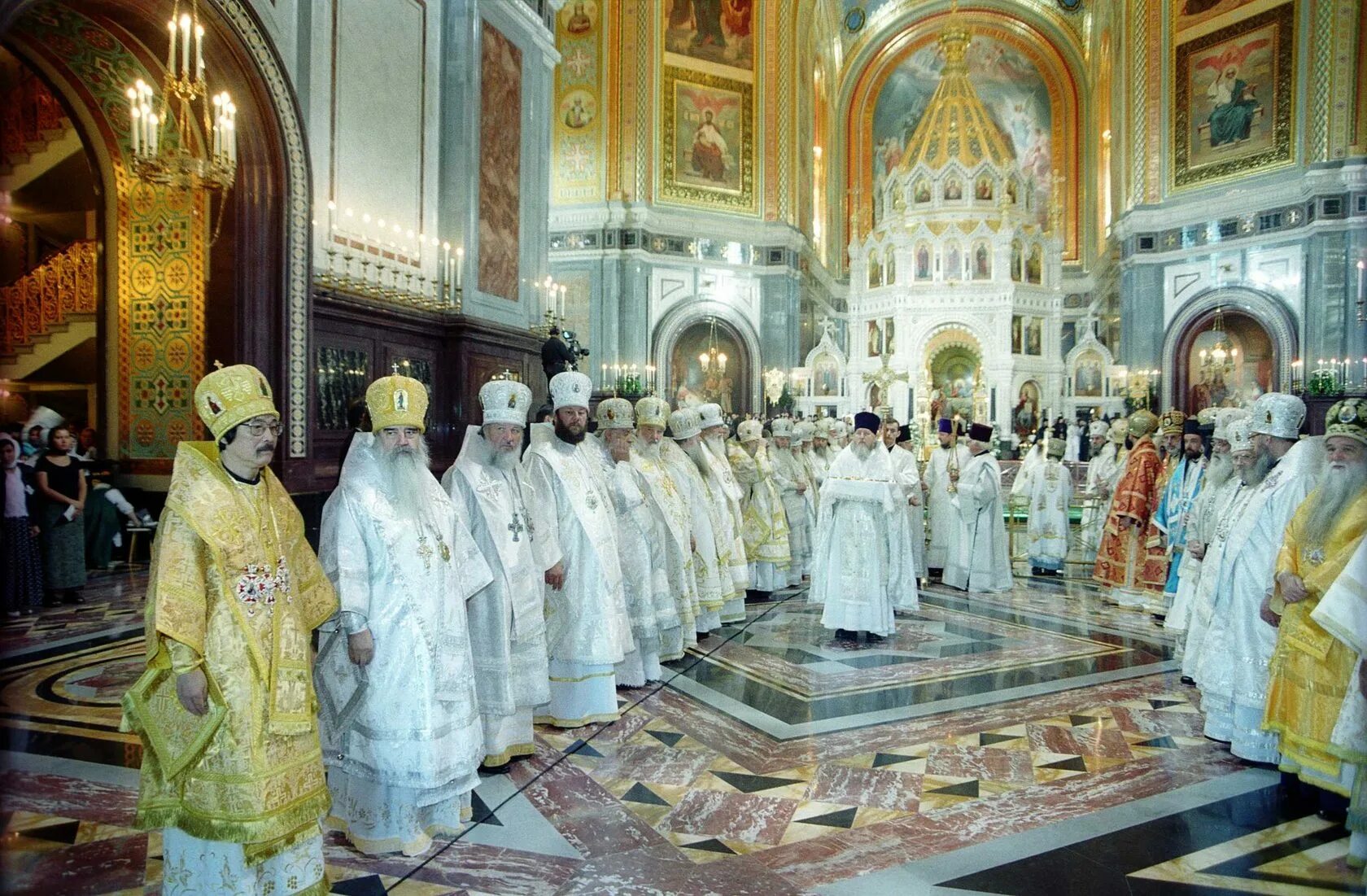 Освещение или освящение. Освящение храма христа спасителя 2000. патриарх алексий 2 в храме христа спасителя. освящение храма христа спасителя 20 августа 2000 года. московский храм христа спасителя алексий.