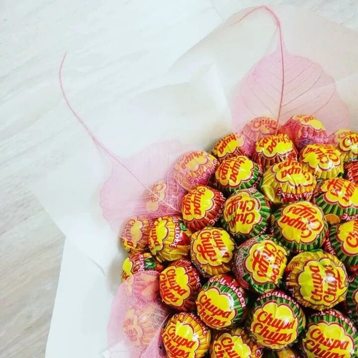 Букет из чупсов для девочки. Букет чупа чупсов и конфет. чупа чупс букет и конфеты. чупа чупсы в букете. букет из конфет чупа чупс своими.