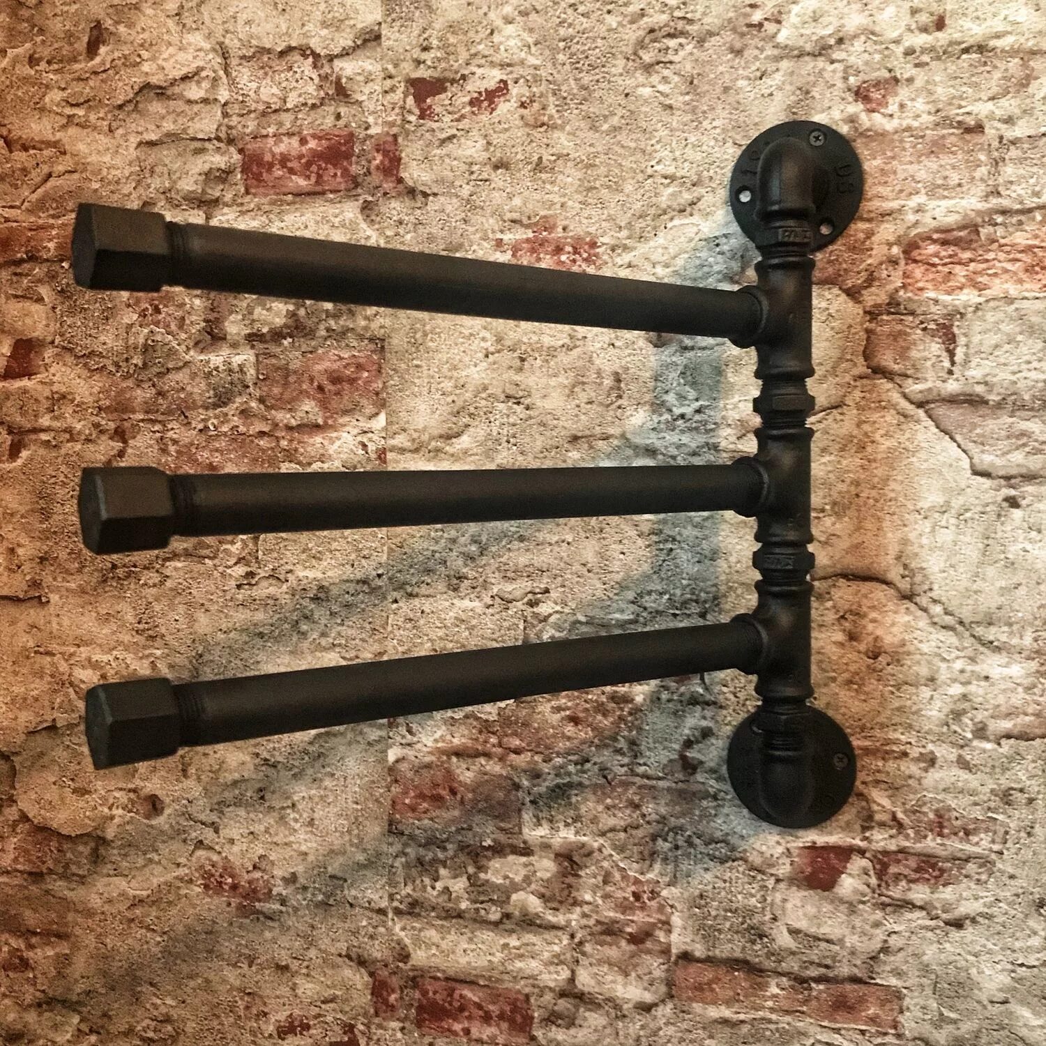 Вешалка из водопроводных труб в стиле лофт. Светильник настенный из труб в стиле лофт. Светильники в стиле индастриал и лофт. Перила из водопроводных труб. Трубы в стиле лофт.