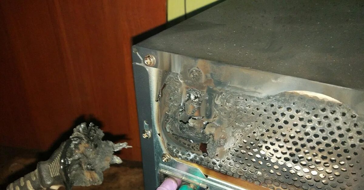 Сгоревший пк. Сгоревший комп. Сгоревший системник. Сгоревший системный блок. Сгоревший блок питания компьютера.