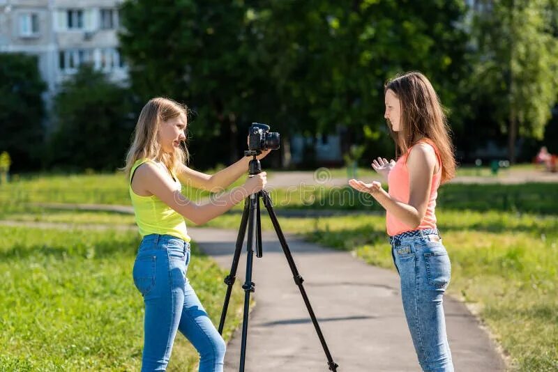 Туристки в армении. Юные подружки в майках. Девушка фотографирует другую. Девушка делает селфи. Девушка в разорванной одежде.