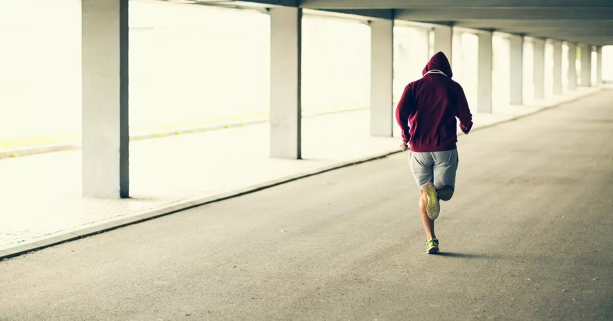 Сонник бежит по дороге. К чему снится бежать по дороге в вверх. Urban Running.