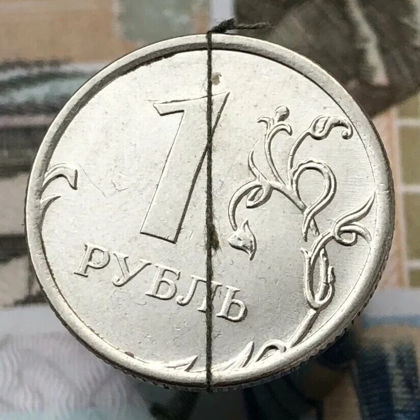 Монета 2014 г. Монета рубль 2014. Монета 1 рубль 2014ш. Бракованная монета 1 рубль 2014г. Монета 1рубль 2014 года с буквой р перевертыш.