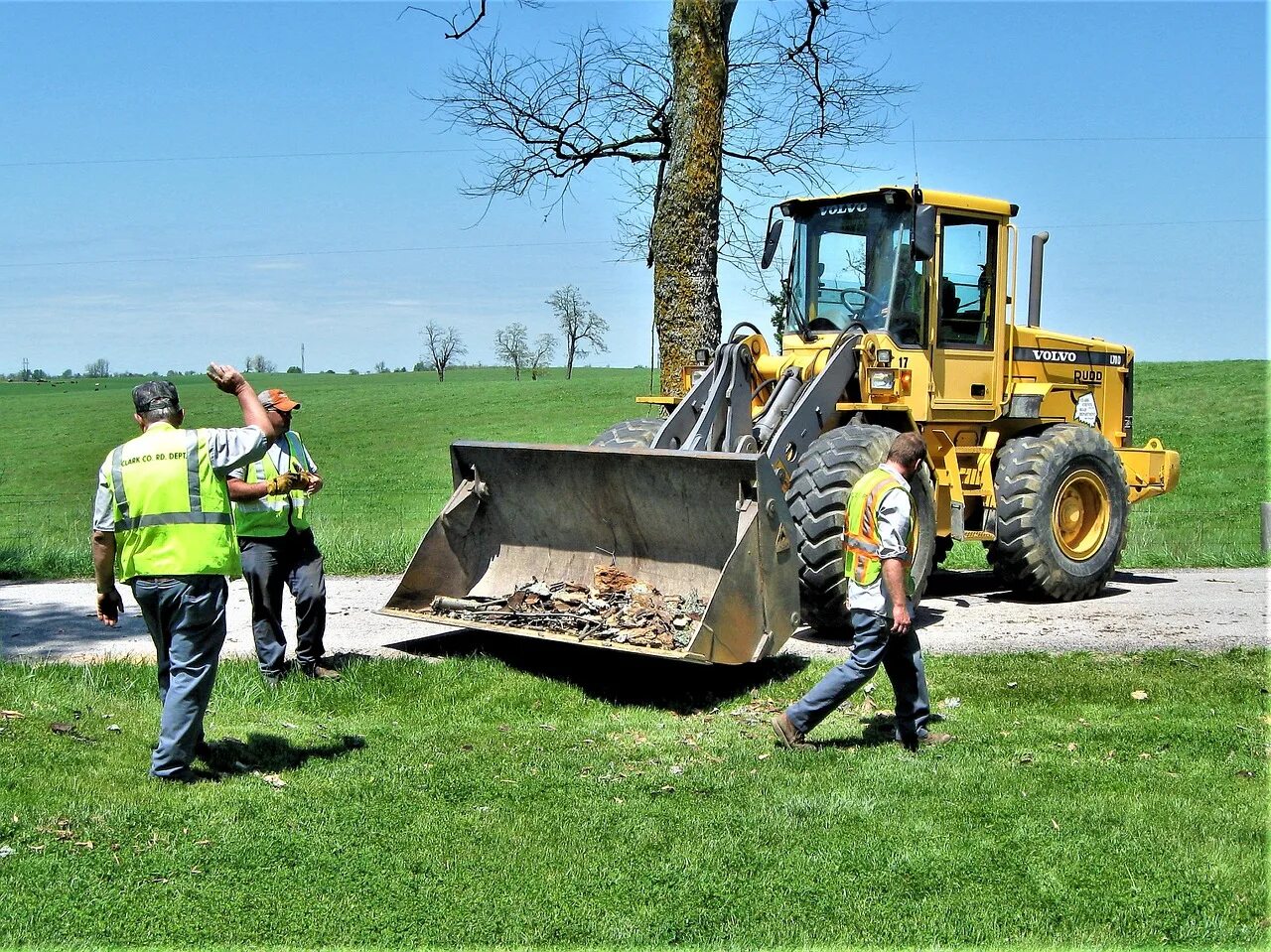 Clearing land. Бульдозер дорожный. Бульдозер на строительстве дорог. Бульдозер в работе. Дорожные работы.