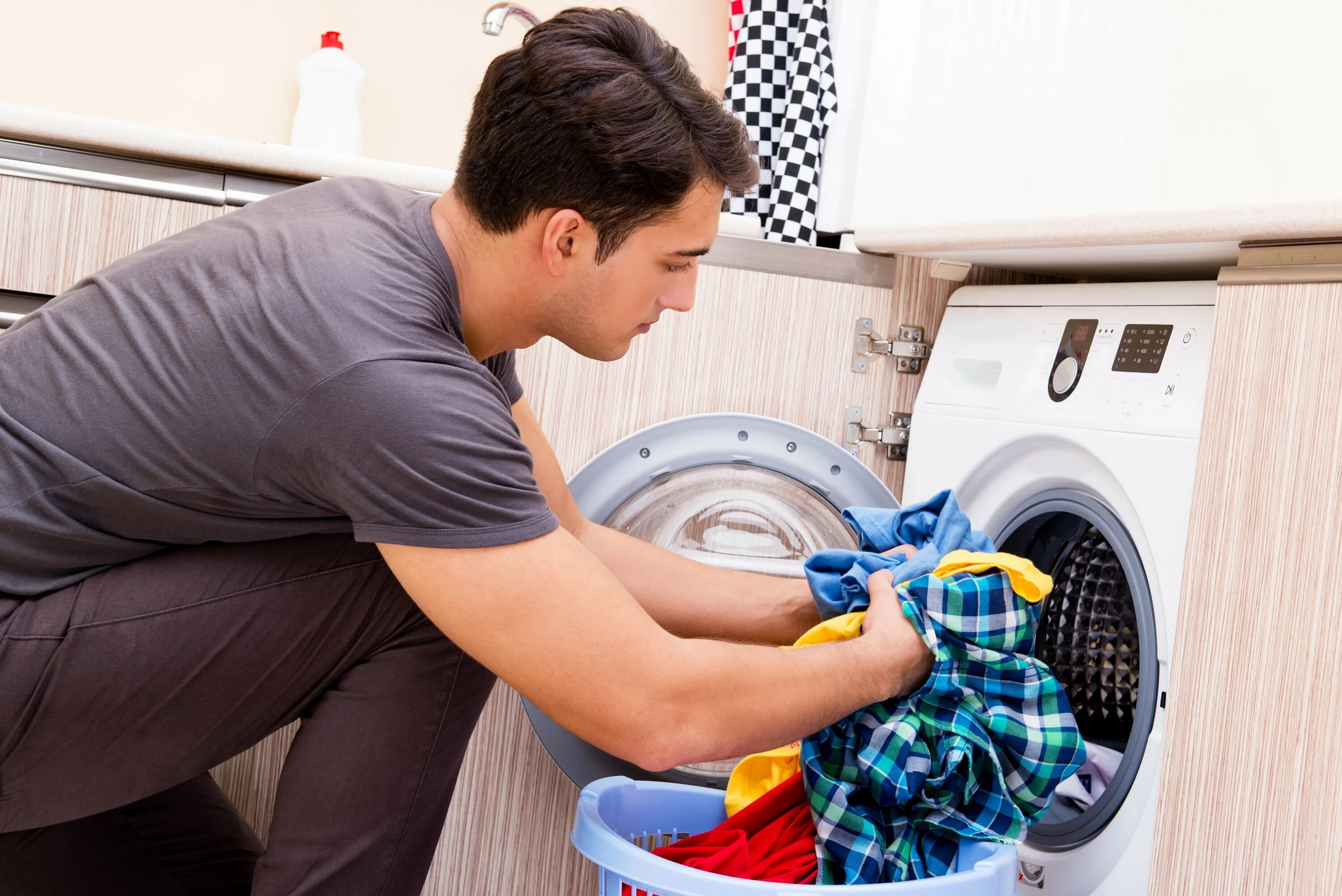 Мама стиральная машина. Стирка. Мужчина стирает. Мужчина стирает белье. Человек в стиральной машине.