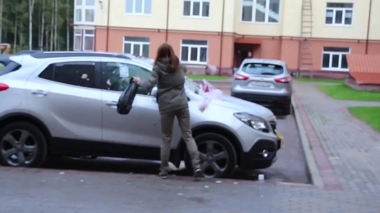 Перепутала машину бывшего. Девушка испортила машину. девушка испортила машину бывшего. перепутал машину. девушка испортила машину парню.