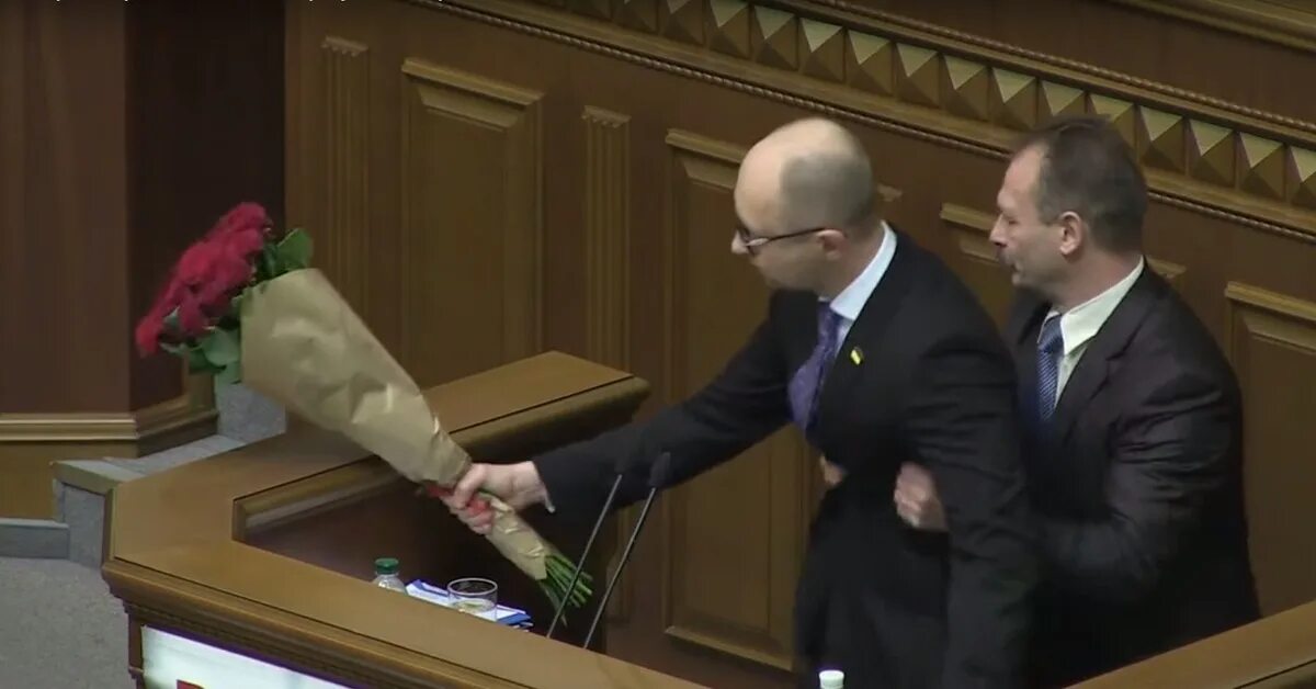 Депутаты подарили мясорубки. Барна депутат Украины. Яценюка оттаскивают от трибуны.