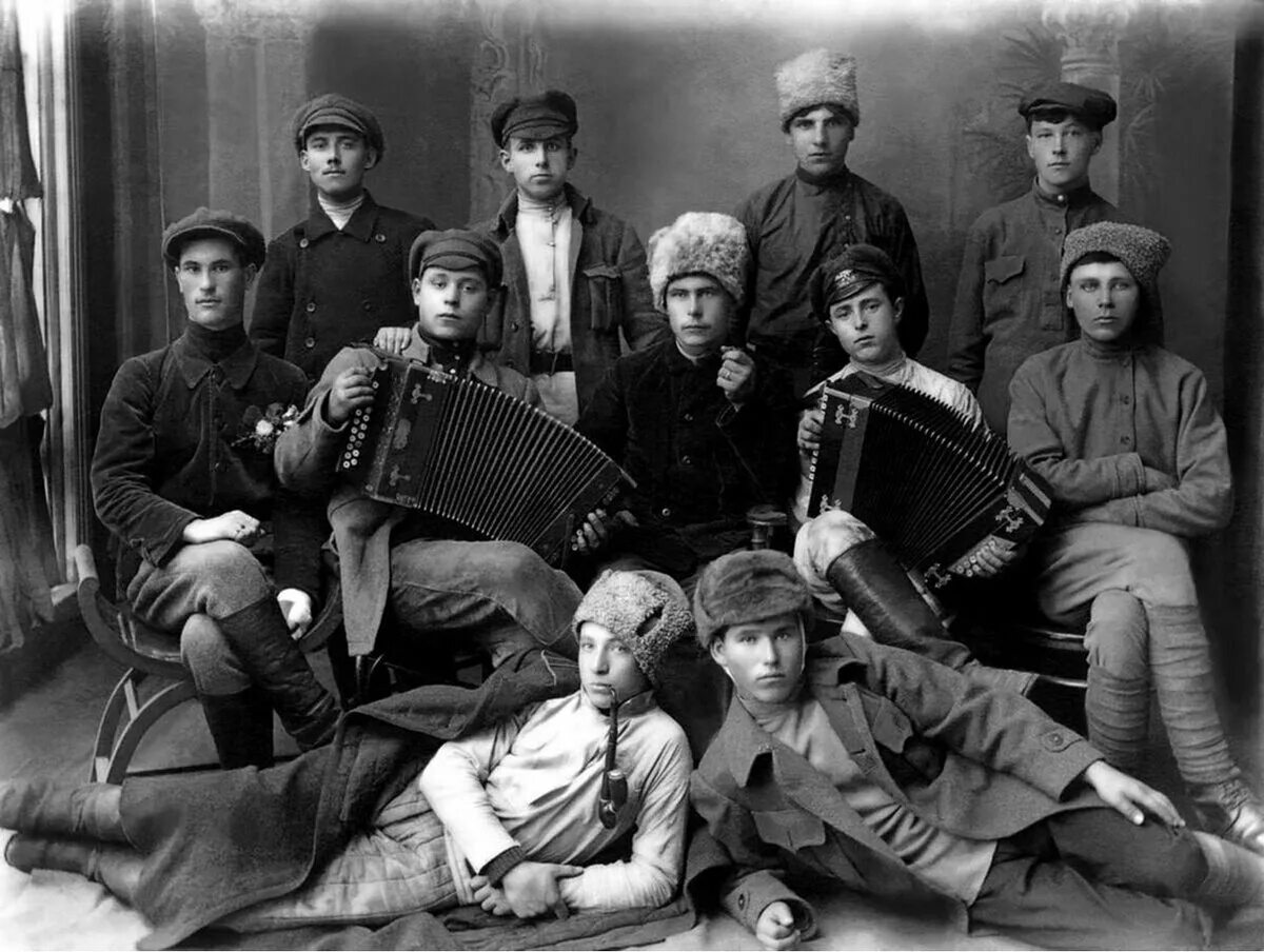 Жизнь людей во время гражданской войны. Красногвардейцы Урала в 1917 году.. Красногвардейцы 1920 год.
