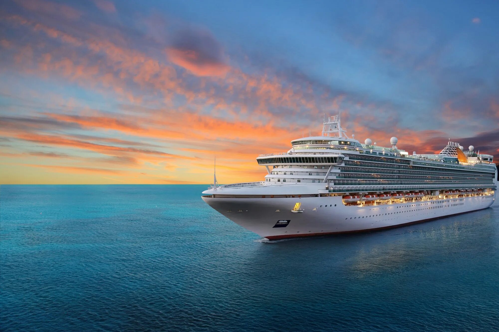 Лайнер это. Круизный лайнер. Incruises лайнер. Круиз солнечное Средиземноморье MSC lirica. Лайнер Коста Инкрузис.